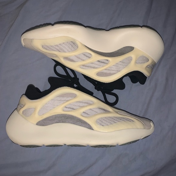 Yeezy 700 V3 Azael size 8 - Picture 1 of 1